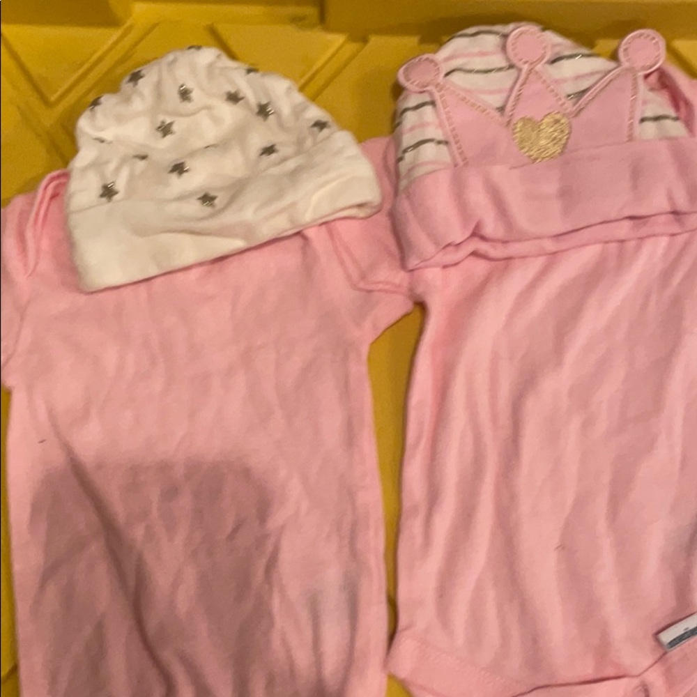 4 Basic Baby Items. 2 onesies and 2 hat